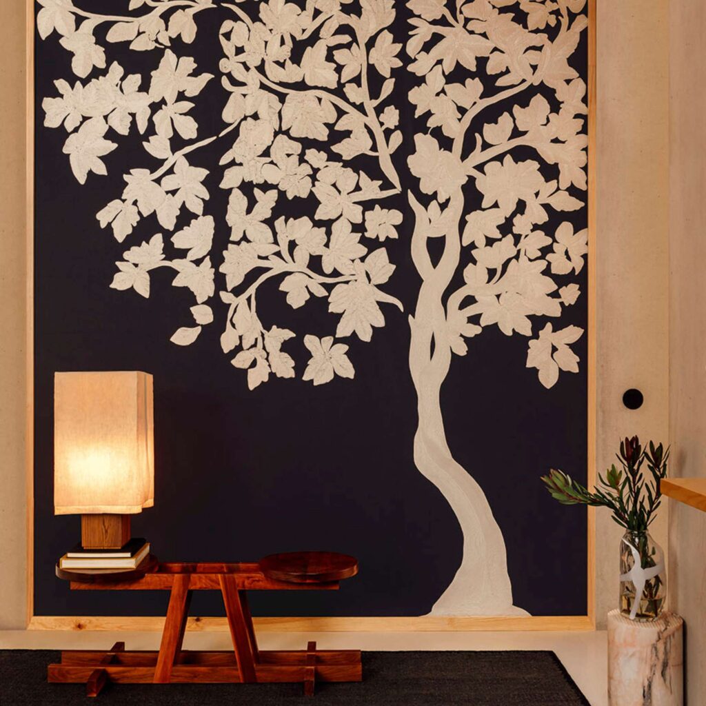 Panorama behang met een handgeborduurde boom in zwart met linnen: Eitis Asvata RM 1114-80