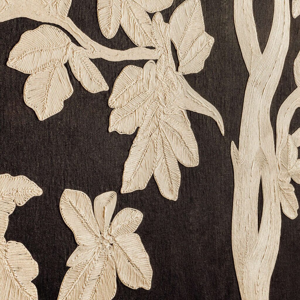 Panorama behang met een handgeborduurde boom in zwart met linnen: Eitis Asvata RM 1114-80