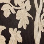 Panorama behang met een handgeborduurde boom in zwart met linnen: Eitis Asvata RM 1114-80