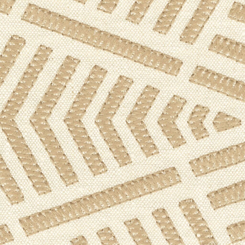 Detail van behang: Elitis Origine Epi, linnen behang met geborduurd wieber patronen in beige en wit