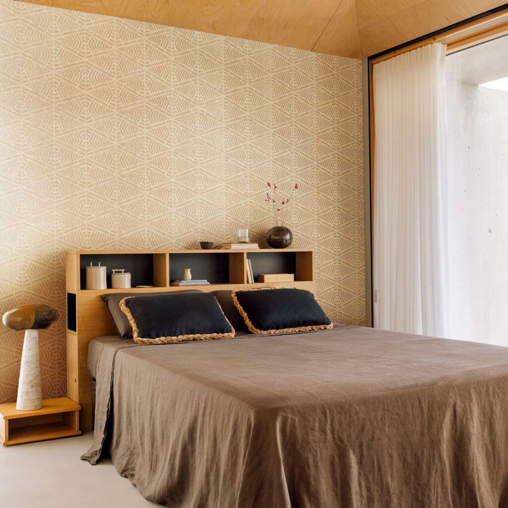 Slaapkamer muur met behang: Elitis Origine Epi, linnen behang met geborduurd wieber patronen in beige en wit