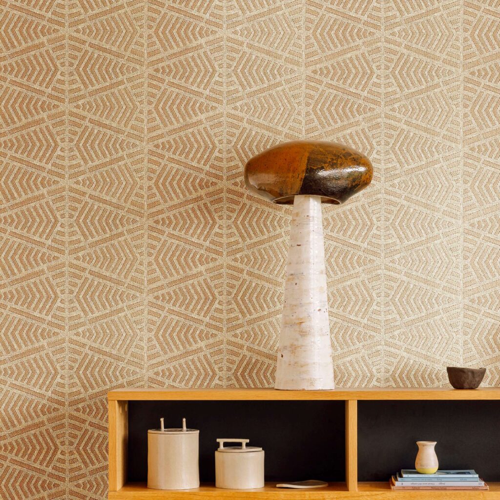 Slaapkamer muur met behang: Elitis Origine Epi, linnen behang met geborduurd wieber patronen in beige en wit