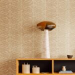 Slaapkamer muur met behang: Elitis Origine Epi, linnen behang met geborduurd wieber patronen in beige en wit