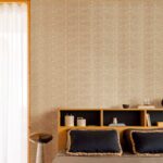 Slaapkamer muur met behang: Elitis Origine Epi, linnen behang met geborduurd wieber patronen in beige en wit