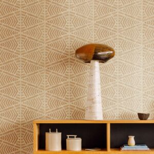 Slaapkamer muur met behang: Elitis Origine Epi, linnen behang met geborduurd wieber patronen in beige en wit