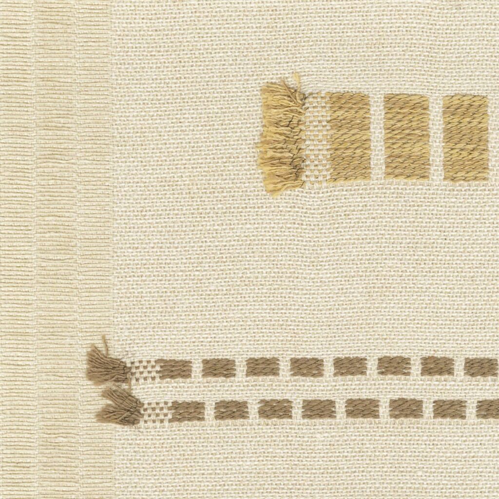 Detail van het behang Elitis Origine Icone van gerecycled katoen met geometrisch patroon in beige