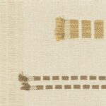 Detail van het behang Elitis Origine Icone van gerecycled katoen met geometrisch patroon in beige