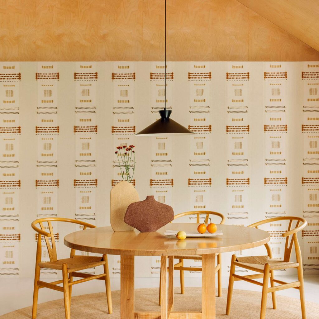 Muur in een eetkamer met het behang Elitis Origine Icone van gerecycled katoen met geometrisch patroon in beige