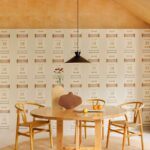 Muur in een eetkamer met het behang Elitis Origine Icone van gerecycled katoen met geometrisch patroon in beige