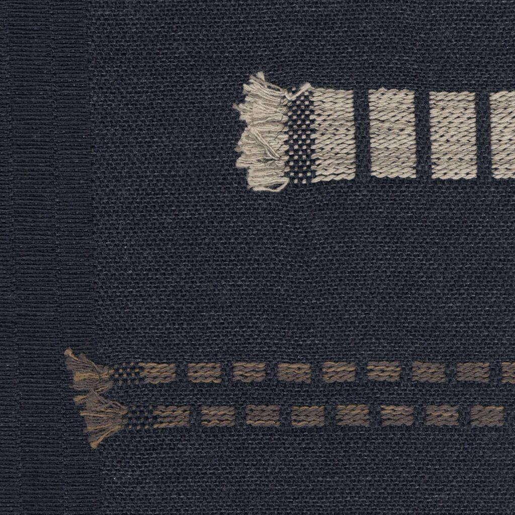 Detail van het behang Elitis Origine Icone van gerecycled katoen met geometrisch patroon in zwart