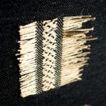 Detail van het behang Elitis Origine Icone van gerecycled katoen met geometrisch patroon in zwart