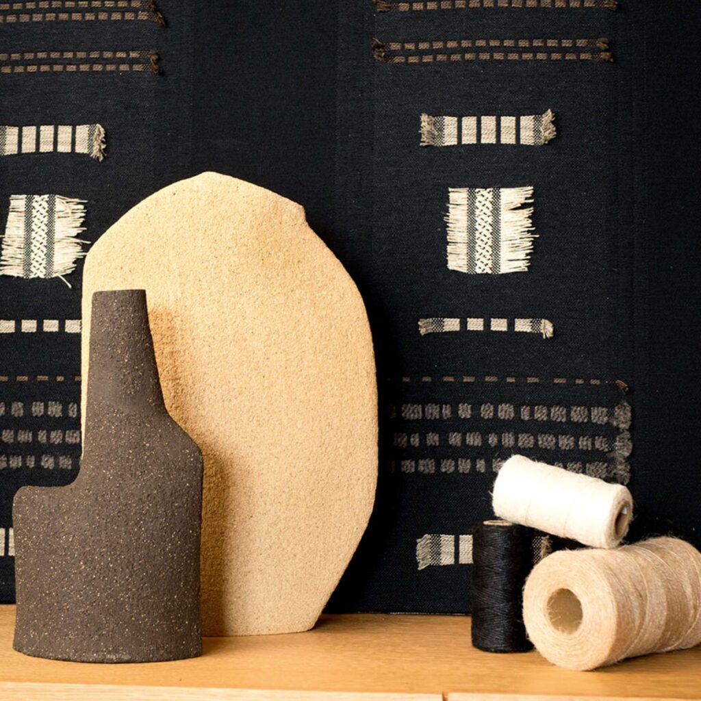 Muur met geborduurd behang Elitis Origine Icone van gerecycled katoen met geometrisch patroon in zwart