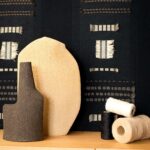 Muur met geborduurd behang Elitis Origine Icone van gerecycled katoen met geometrisch patroon in zwart