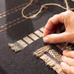 Geborduurd behang Elitis Origine Icone van gerecycled katoen met geometrisch patroon