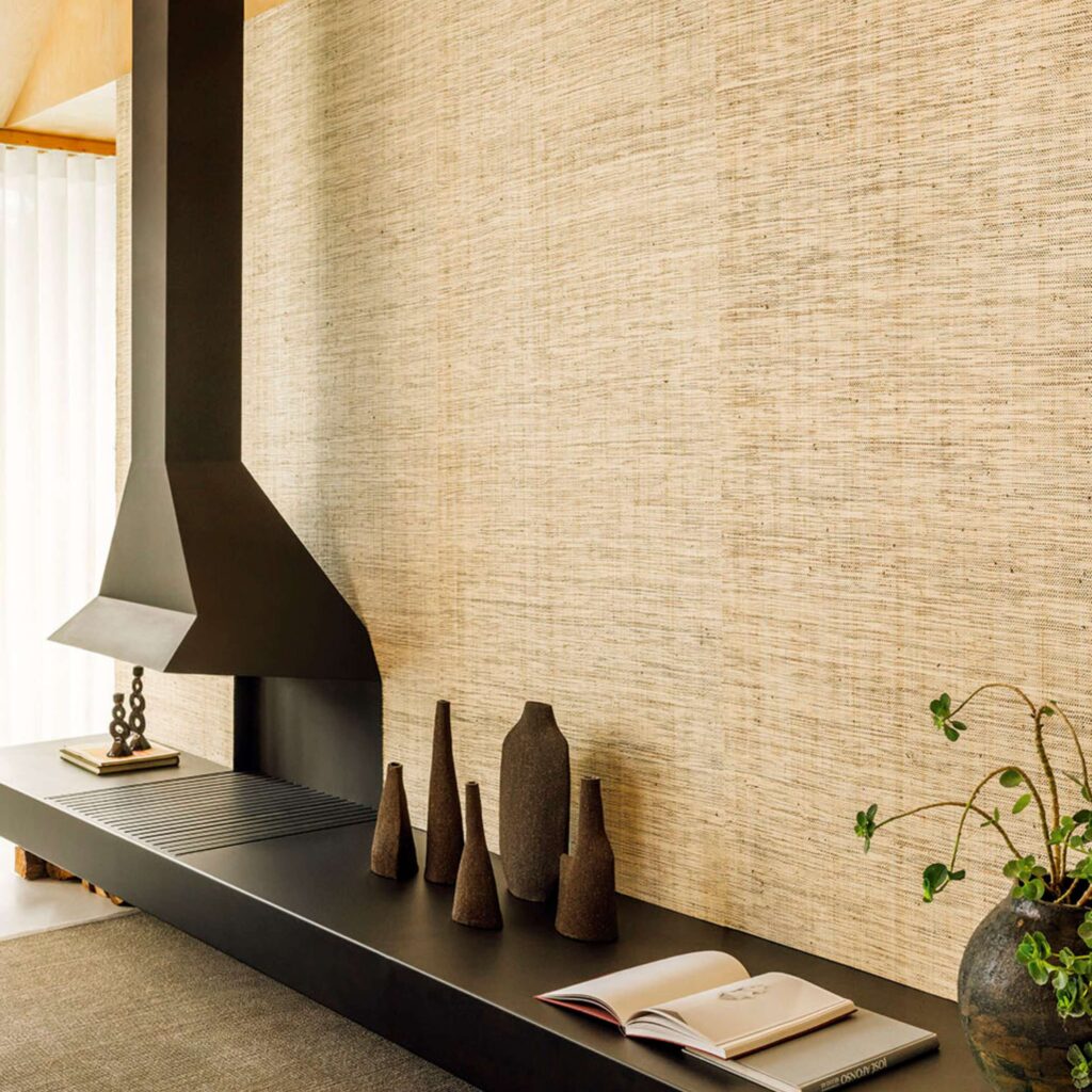 woonkamer met beige raffia behang van Elitis: Rafta RM 1107-02 behang met fijne structuur