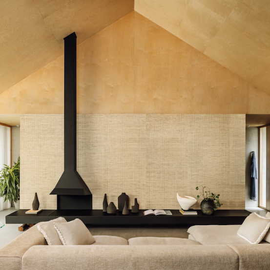 Woonkamer met beige raffia behang van Elitis: Rafta RM 1107-02 behang met fijne structuur