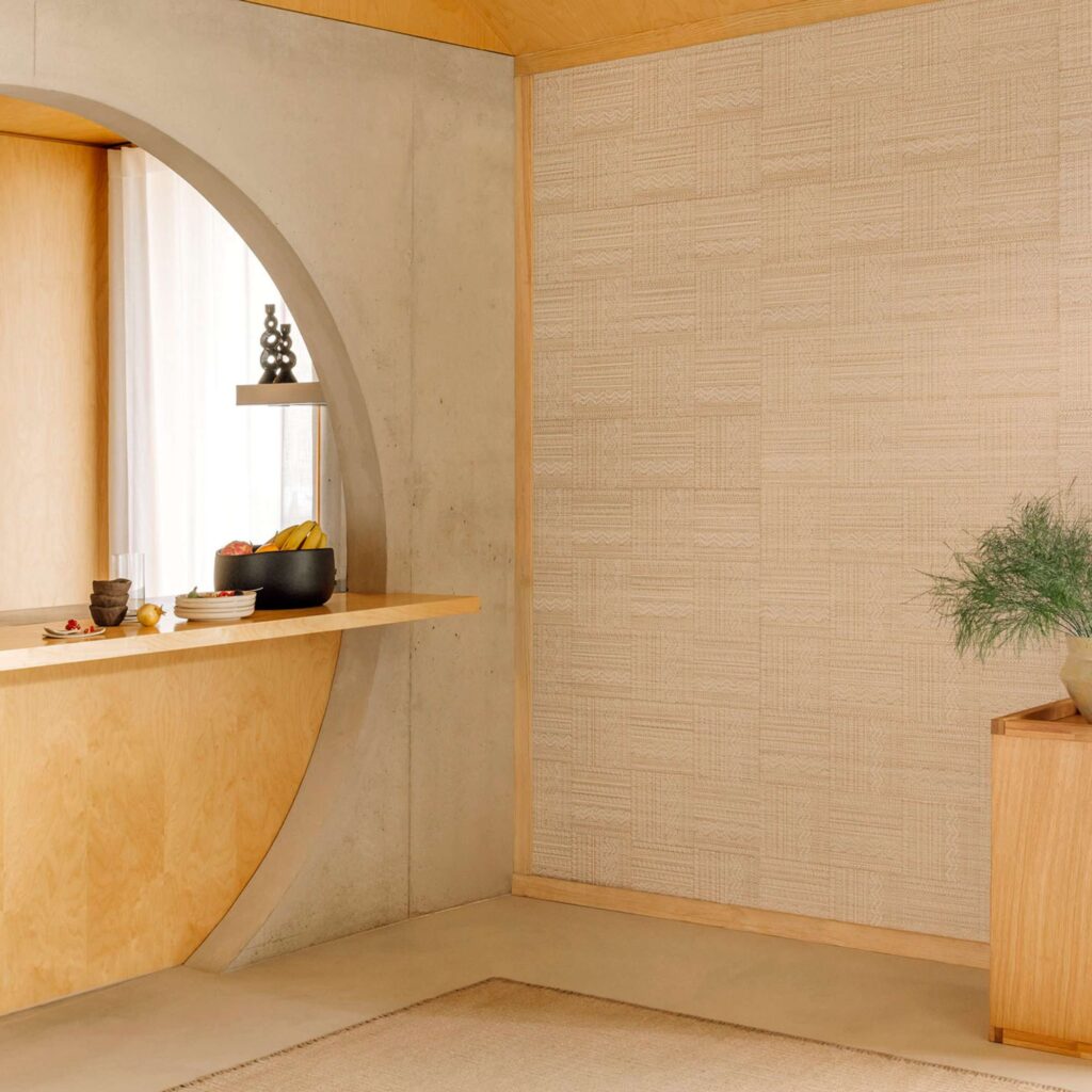 woonkamer muur met behang met een geborduurd blokpatroon in beige: Elitis Origine Shibui RM 1124-02