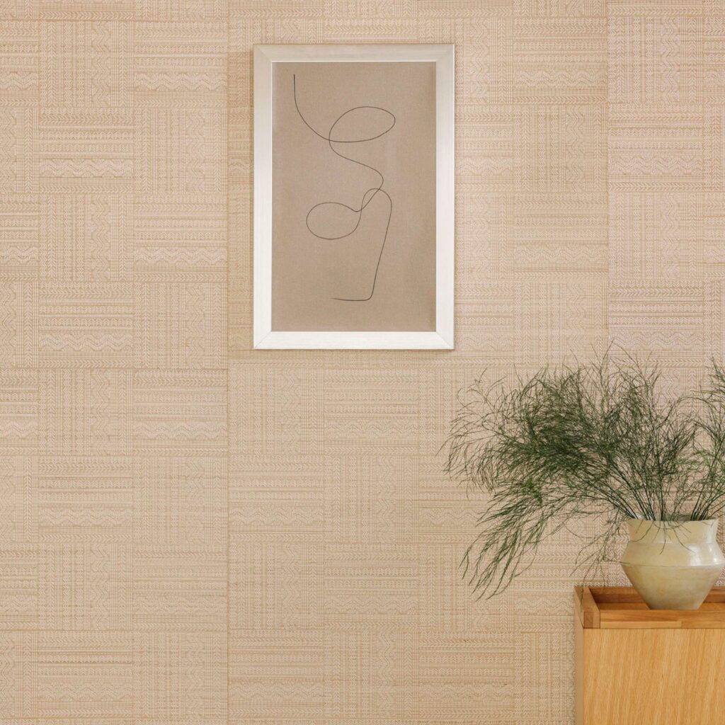 Muur met behang met een geborduurd blokpatroon in beige: Elitis Origine Shibui RM 1124-02