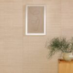 Muur met behang met een geborduurd blokpatroon in beige: Elitis Origine Shibui RM 1124-02