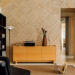 Muur met het beige abaca behang met een geometrisch wieber patroon: Elitis Origine Trenza RM 1115-02 behang