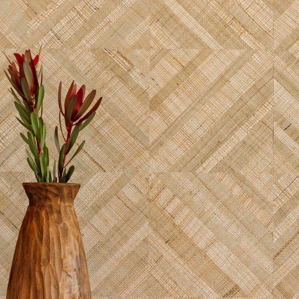 Muur met het beige abaca behang met een geometrisch wieber patroon: Elitis Origine Trenza RM 1115-02 behang