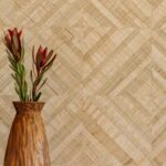 Muur met het beige abaca behang met een geometrisch wieber patroon: Elitis Origine Trenza RM 1115-02 behang
