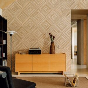 Muur met het beige abaca behang met een geometrisch wieber patroon: Elitis Origine Trenza RM 1115-02 behang