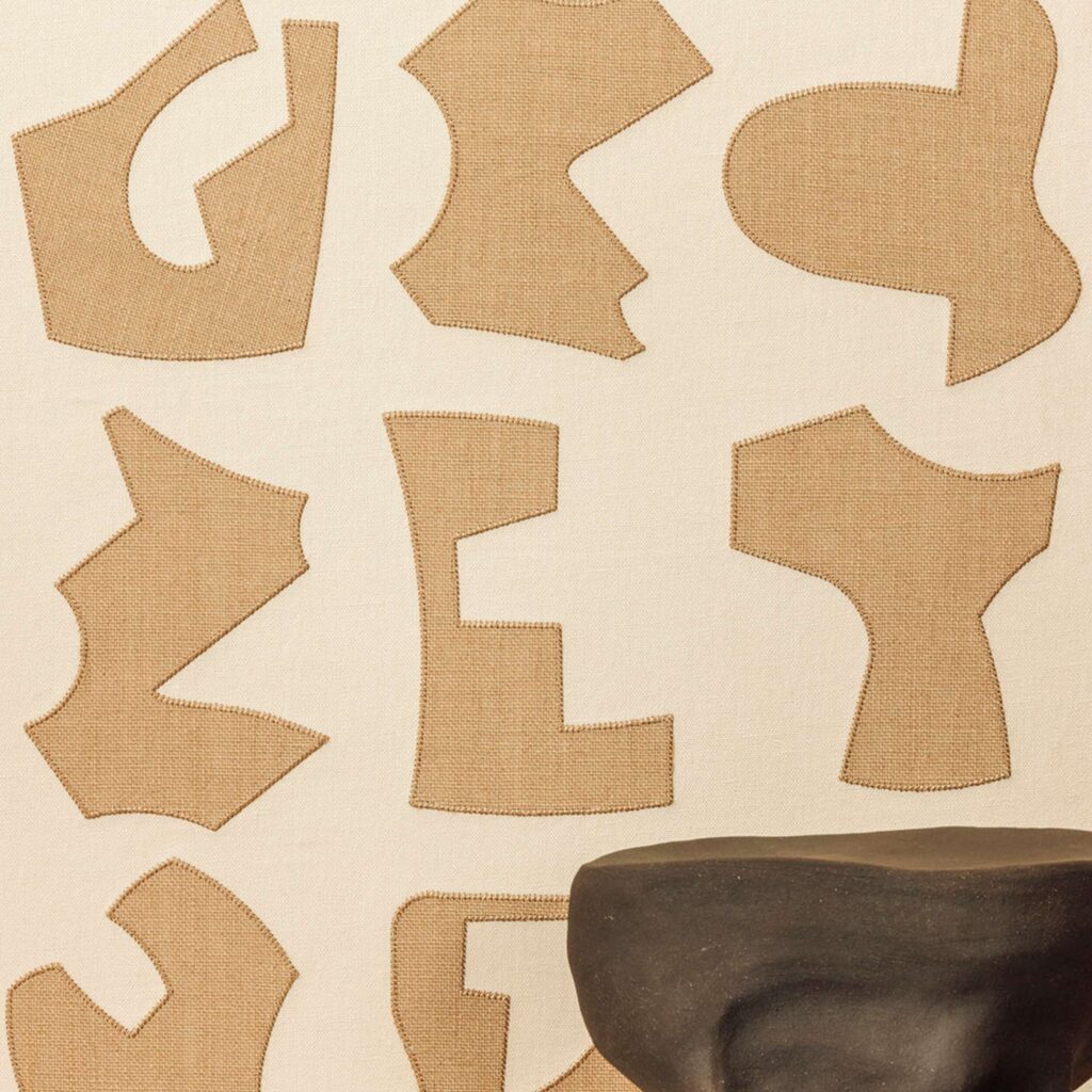 Detail van behang: Elitis Origine Treveni, linnen behang met geborduurde patronen in beige en wit