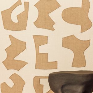 Detail van behang: Elitis Origine Treveni, linnen behang met geborduurde patronen in beige en wit