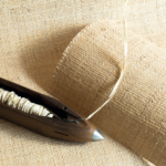 Detail van het beige raffia behang Elitis Cesteria RM 1017-03