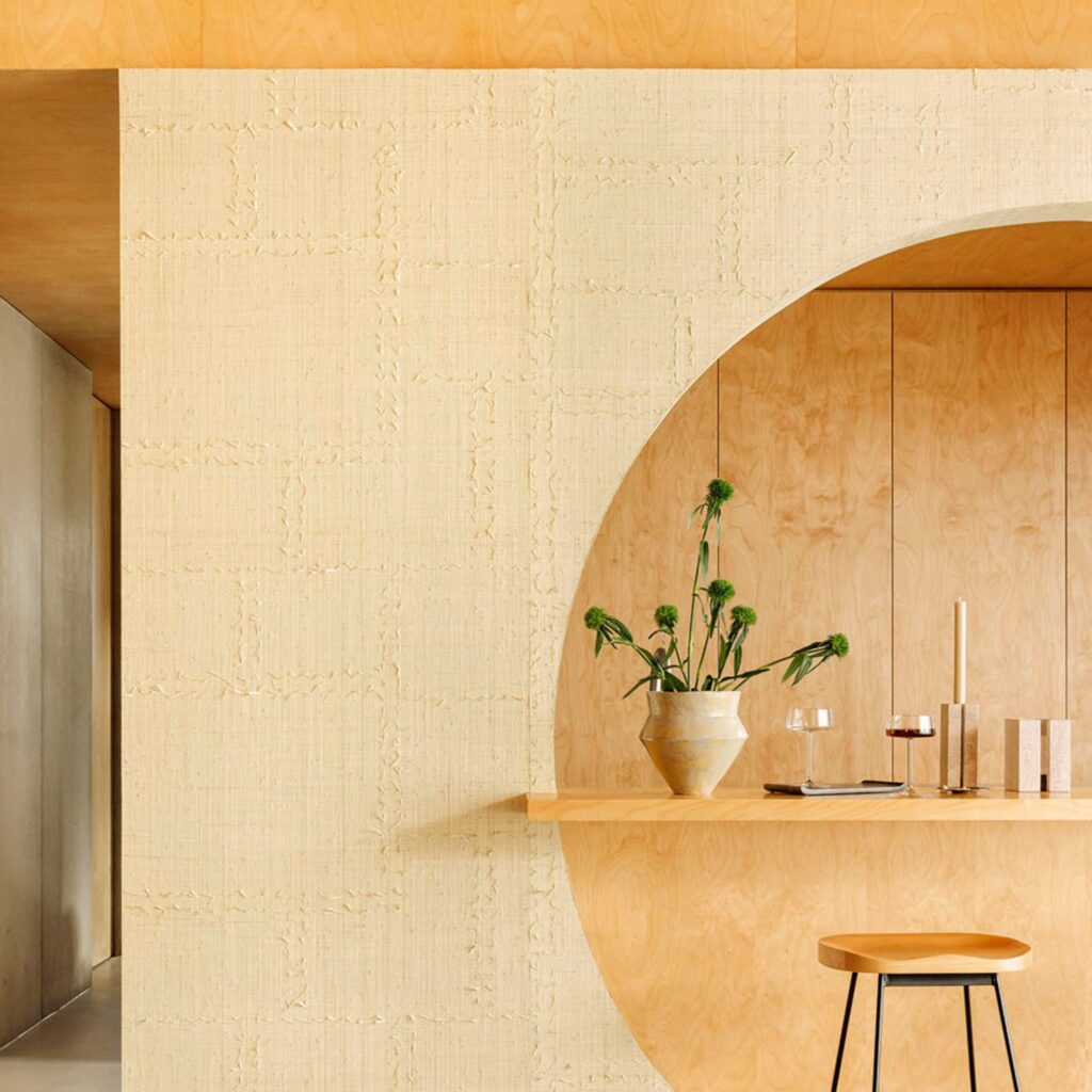 Muur met een beige raffia behang Elitis Origine Iranja RM 1108-02