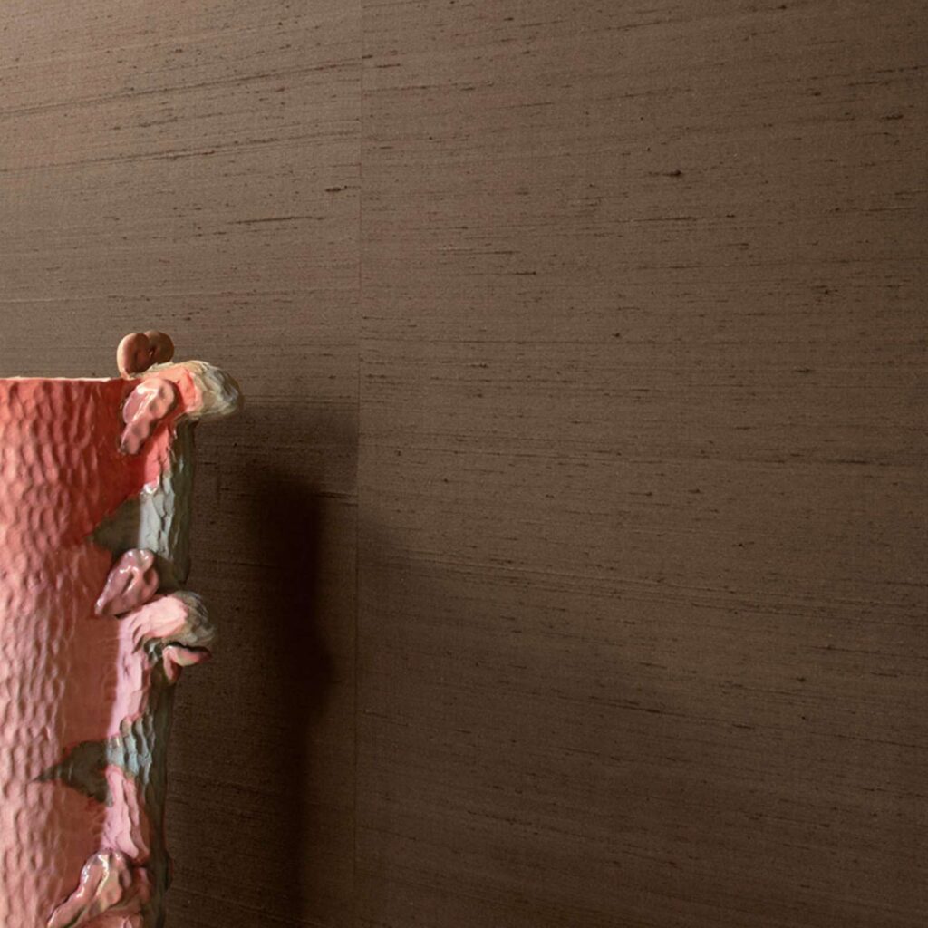 Muur met het Effen bruin zijde behang Elitis Forever II Terre d'apparat