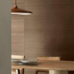 Eetkamer met het Effen bruin zijde behang Elitis Forever II Terre d'apparat