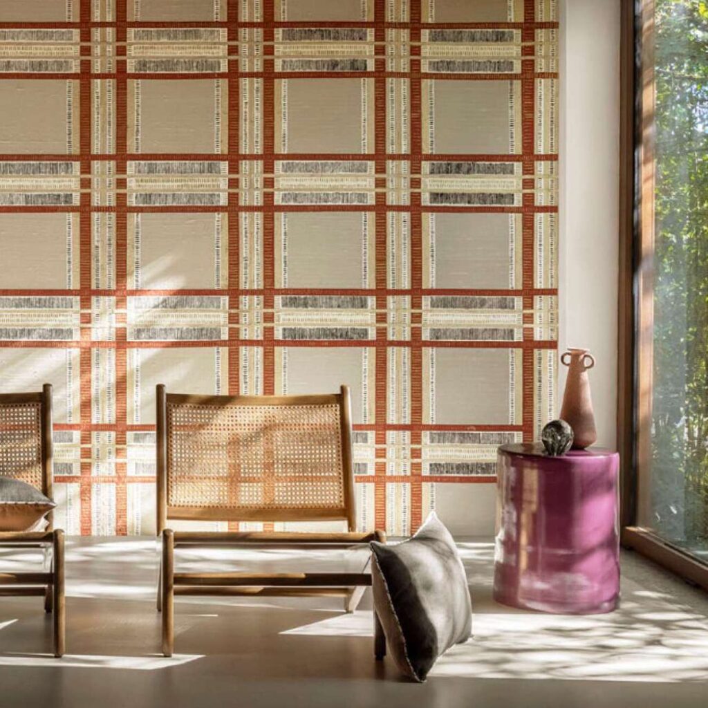 Muur met het zijdebehang Pamir Shariz met een blokpatroon van Elitis in rood, beige en goud