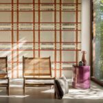 Muur met het zijdebehang Pamir Shariz met een blokpatroon van Elitis in rood, beige en goud