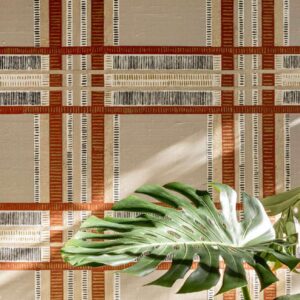 Muur met het zijdebehang Pamir Shariz met een blokpatroon van Elitis in rood, beige en goud