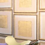 Muur met Zijdebehang Pamir Amara RM 1128-50 met een goudkleurig blokpatroon