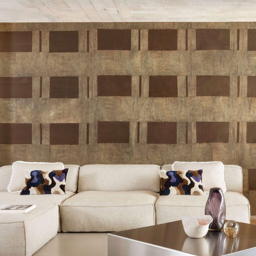 Muur met Zijdebehang Pamir Tashkent RM 1129-03 met een bruin blokpatroon