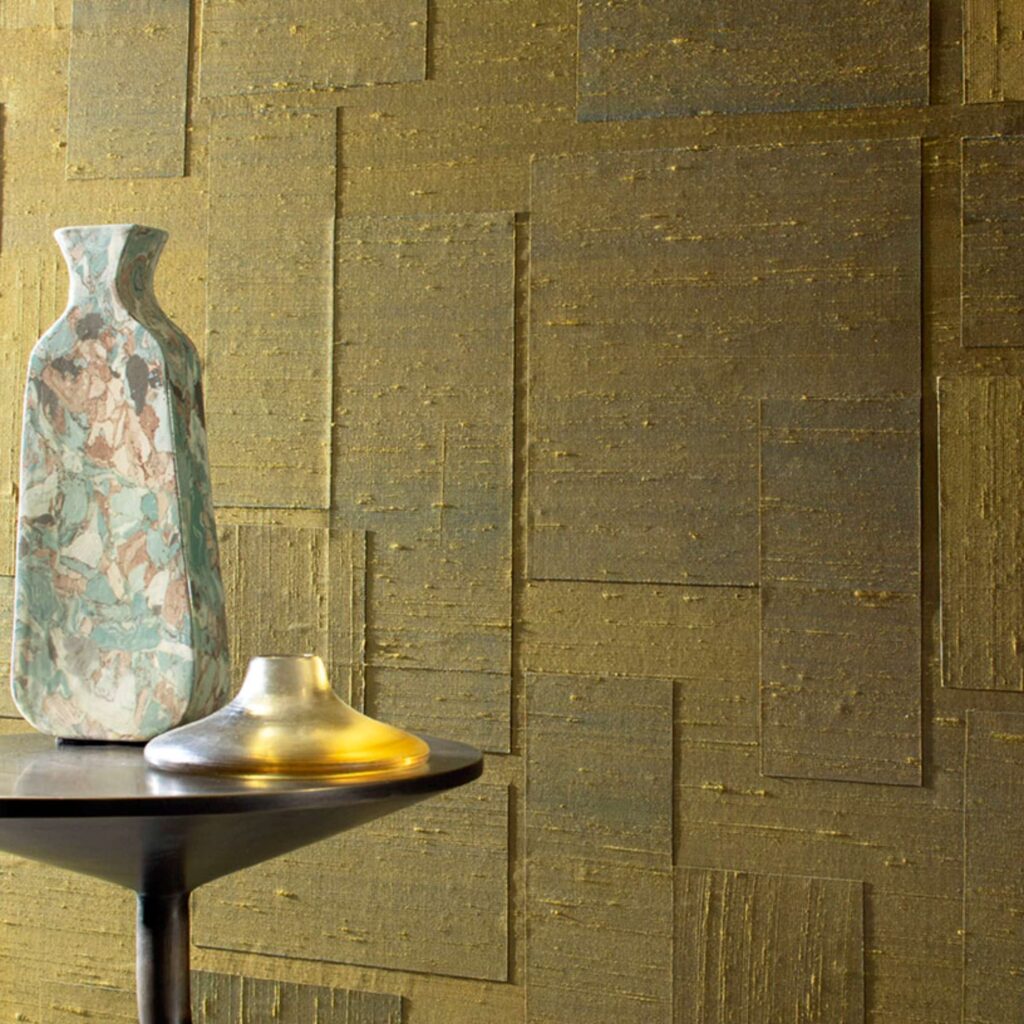 Muur met Goud zijdebehang met een 3D blokpatroon Van Elitis Pamir Transgression