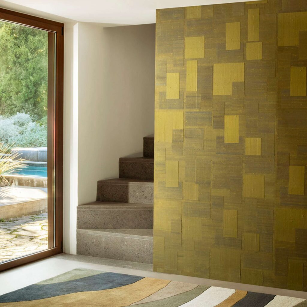 Muur met Goud zijdebehang met een 3D blokpatroon Van Elitis Pamir Transgression