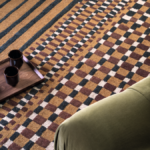 Interieur met een detail van vloerkleed Elitis Sento TA 143-76-04