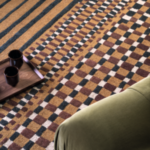 Interieur met een detail van vloerkleed Elitis Sento TA 143-76-04