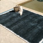 Outdoor vloerkleed Kalahari Outremer van Elitis TA 140-46-10, sfeer bij het zwembad