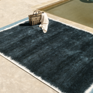 Outdoor vloerkleed Kalahari Outremer van Elitis TA 140-46-10, sfeer bij het zwembad