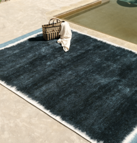 Outdoor vloerkleed Kalahari Outremer van Elitis TA 140-46-10, sfeer bij het zwembad