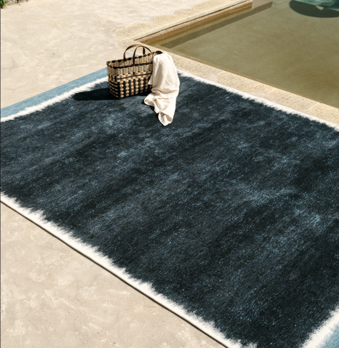 Outdoor vloerkleed Kalahari Outremer van Elitis TA 140-46-10, sfeer bij het zwembad