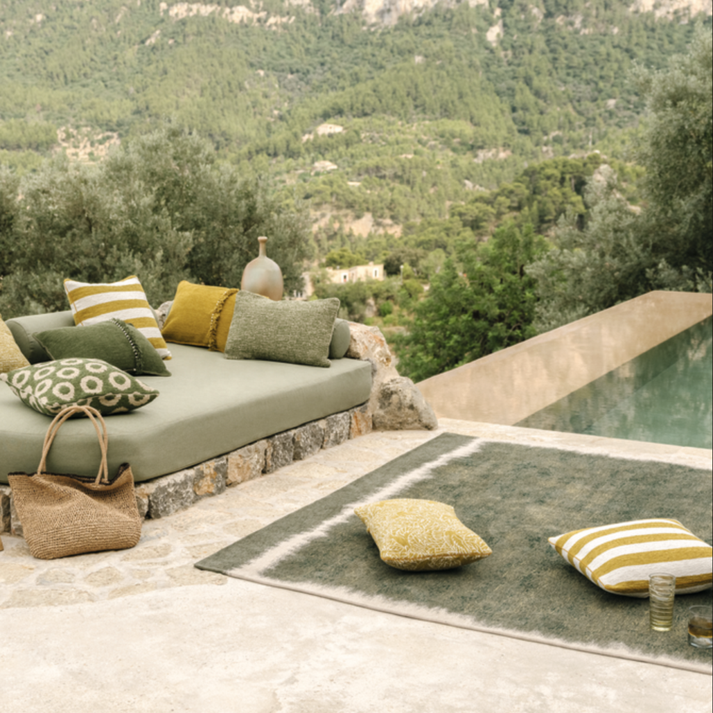 Outdoor vloerkleed Kalahari Matcha van Elitis TA 140-65-10 buiten weergave bij het zwembad