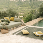 Outdoor vloerkleed Kalahari Matcha van Elitis TA 140-65-10 buiten weergave bij het zwembad