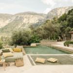 Outdoor vloerkleed Kalahari Matcha van Elitis TA 140-65-10 buiten weergave bij het zwembad