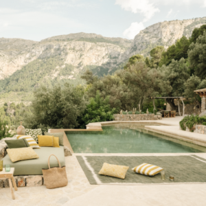 Outdoor vloerkleed Kalahari Matcha van Elitis TA 140-65-10 buiten weergave bij het zwembad